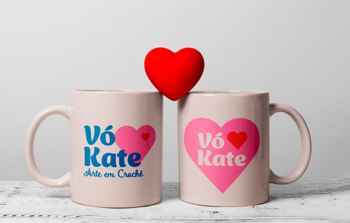 Duas canecas, com a palavra "vó kate", dispostas lado a lado em um fundo neutro.