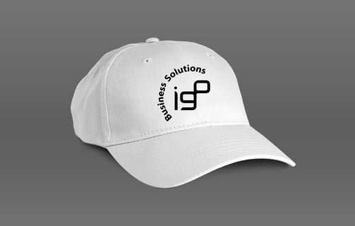 Boné branco com o logotipo de soluções empresariais, simbolizando profissionalismo e inovação.