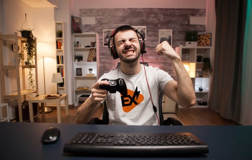 Homem com camisa branca segurando um controle, demonstrando concentração e envolvimento em um jogo eletrônico.