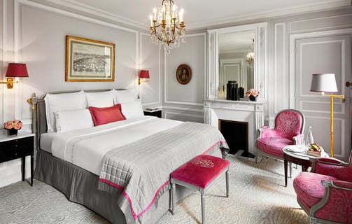 Hôtel Plaza Athénée room