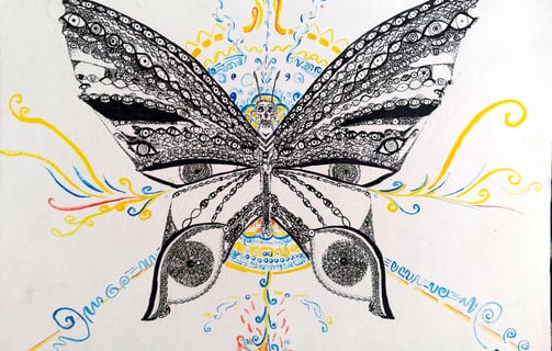 dessin au feutre fin très détaillé d'un papillon avec une tête de mort et des milliers d'yeux sur les ailes