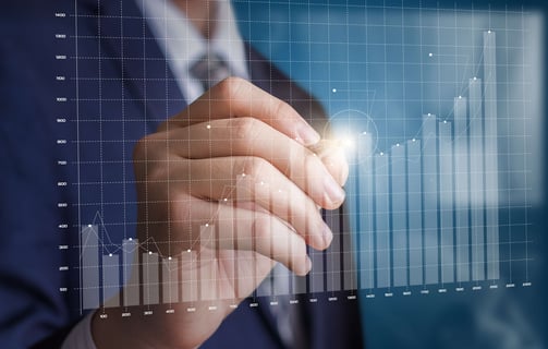 EMPRESÁRIO ANALISANDO GRÁFICO DE LUCROS EM ASCENÇÃO