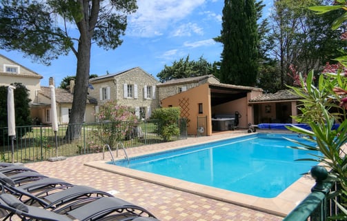 Grande piscine & transats pour se relaxer dans le mas de l'Enclos du Soleil le Vent (Provence)