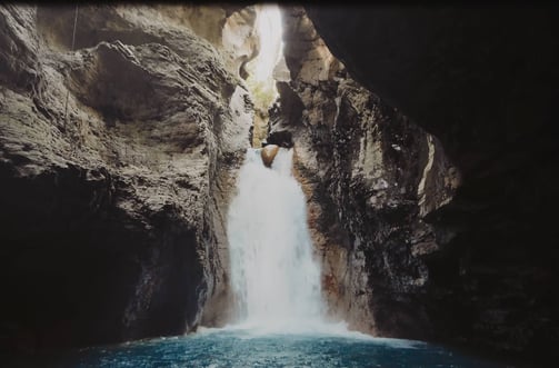 whereiskay travel vlog of la leona waterfall in costa rica, 2023