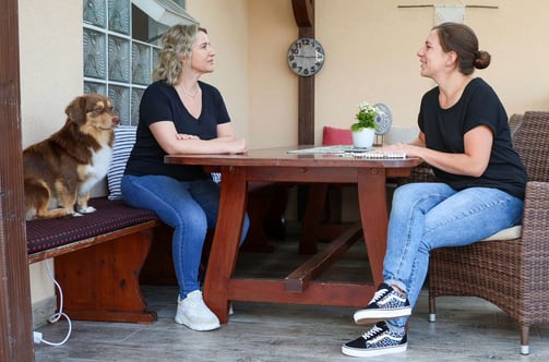 Marissa Füger beim Erstgespräch mit Kundin 