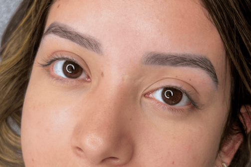 Olho antes e depois da aplicação Fox Eyes: cílios curtos e caídos vs. alongamento diagonal e cantos