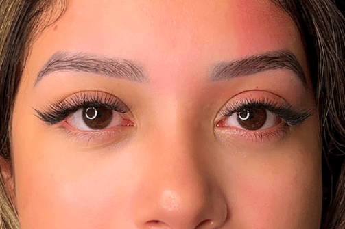 Olho antes e depois da aplicação Fox Eyes: cílios curtos e caídos vs. alongamento diagonal e cantos