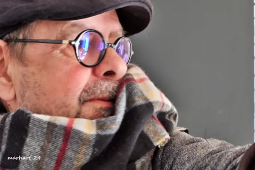 marhart avec une casquette et des lunettes