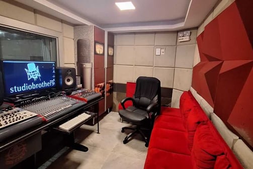 Sala de controle com sofá vermelho no Studio Brothers estúdio de gravação em Porto Alegre