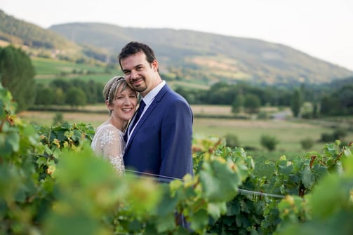 Photo de mariage, portrait de couple au milieu des vignes de bourgogne