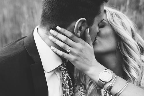 femme en train d'embrasser un homme