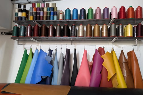 Un assortiment de fils et de cuirs aux couleurs variées