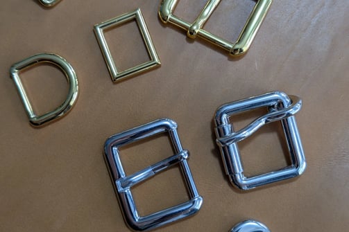 Un assortiment de boucles métalliques aux finitions variées