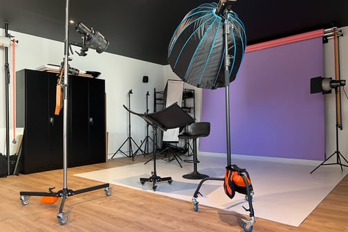 studio de photographie avec fonds de couleur, flashs de studio et modeleurs. Plafond noir et parquet