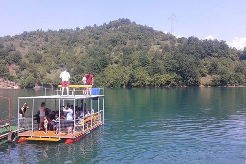 Relaxing boat ride on Jablanica Lake – Scenic nature escape in Bosnia