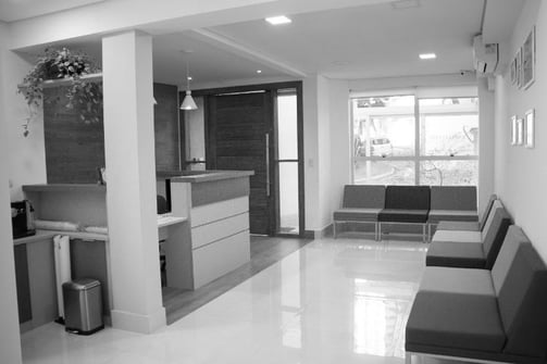Uma foto preto e branco da sala de espera do Espaço Japi
