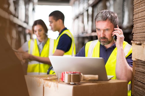EMPRESÁRIO E EQUIPE REAVALIANDO FORNECEDORES