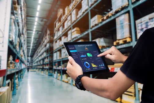 EMPRESÁRIO UTILIZANDO SISTEMA ERP EM SEU ESTOQUE