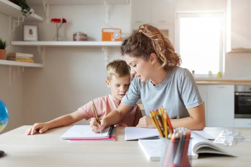 Femme donne un cours à un élève