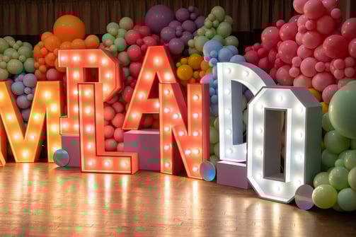 Décoration événement, ballons, arches de ballons, backdrops, lettres lumineuses