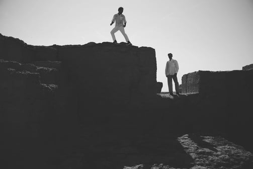 couple gay en silhouette sur une carrière de pierre, pose complice