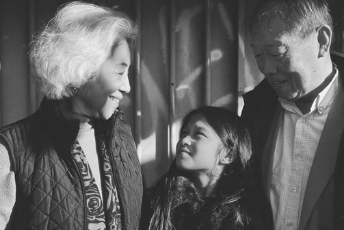 photo souvenir d’une petite fille avec ses grands-parents à marseille, moment tendre en famille
