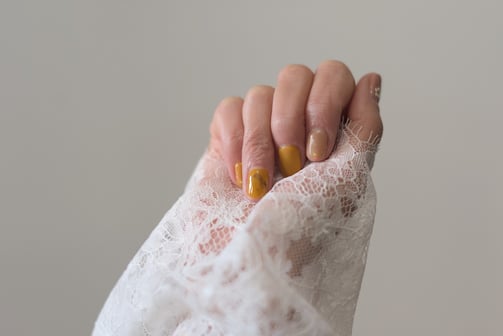 Vernis semi-permanent jaune avec motifs élégant à Sauvian