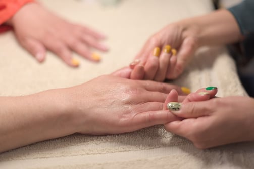 Soin des mains incluant un massage apaisant près de Béziers
