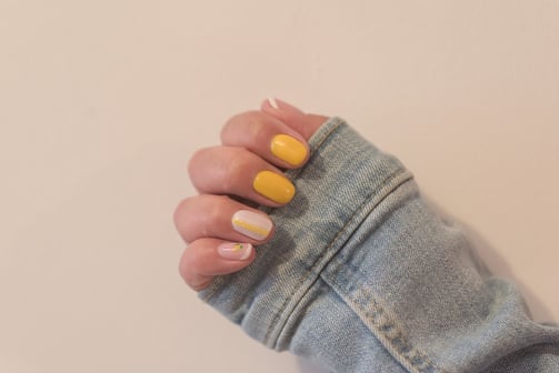 Nail art jaune discret estival vers Valras-Plage