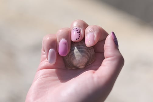 Vernis semi-permanent girly pour l'été réalisé vers Béziers