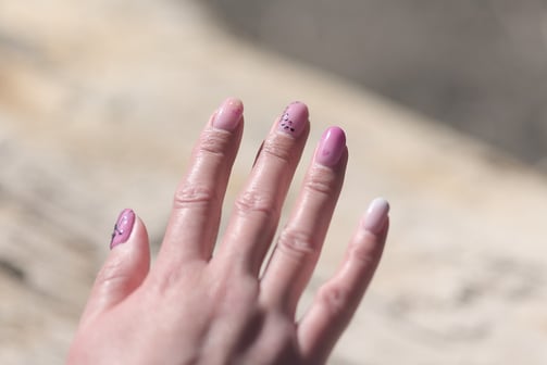 Vernis semi-permanent sur renfort Fiber Base pour une tenue optimale proche de Vendres