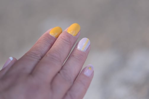 Vernis semi-permanent jaune sur renfort Fiber Base pour une tenue optimale proche Sérignan