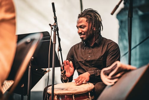 Un percussionniste de jazz dans un festival dans les Hauts de France