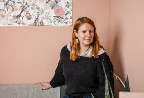 Portrait d'une femme rousse assise pour une photo institutionnelle