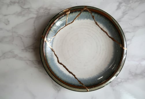 japanische Kintsugi Technik Gold Teller Marmor