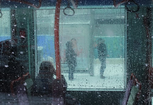 photographie artistique d'un vieil homme à travers une vitre par un jour pluvieux