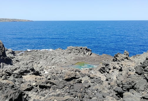 Laghetto delle Ondine a Pantelleria, piscina naturale di acqua salata tra rocce vulcaniche e mare
