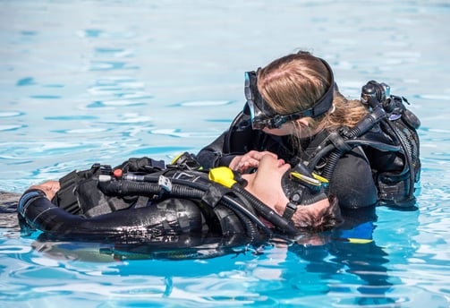 Prácticas del curso de rescate en piscina