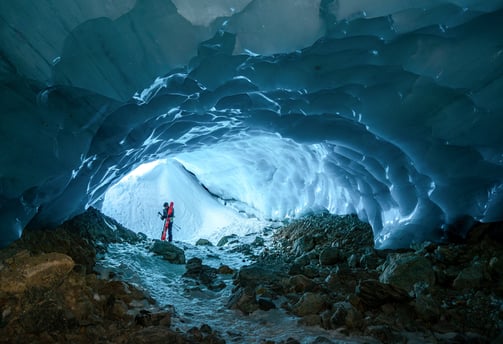skieur sous un glacier