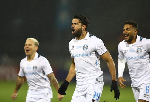 Soteldo, Diego Costa e Reinaldo com a camisa do Grêmio pela Libertadores 2024.