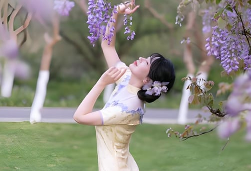 What does the color of qipao mean