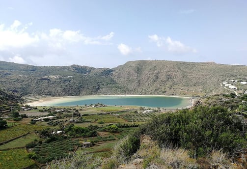 Lago Specchio di Venere a Pantelleria, bacino vulcanico con acque termali e paesaggio naturale