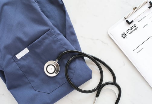 Arztkleidung und Anamnesebogen – meta radiologie
