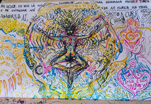 croquis et annotations d'un carnet représentant un corps ailé émanant et rayonnant