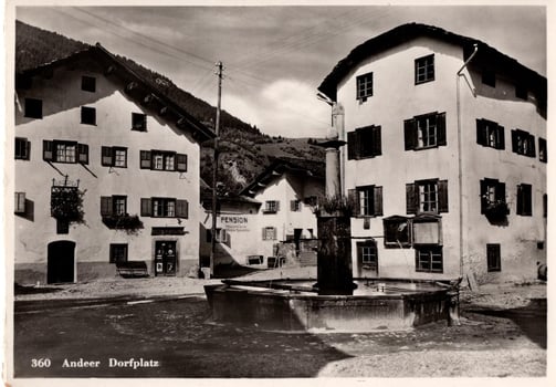 Dorfplatz Andeer mit Weissem Kreuz