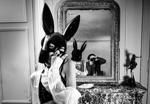 Photo noire et blanc montrant la complicité entre un modèle photo et le photographe