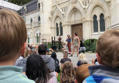 Photo de Magali STrassel, art-thérapeute, montrant des spectateurs devantun spectacle de théâtre