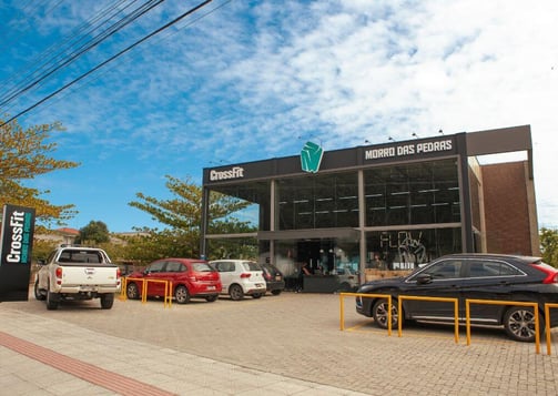 Estacionamento do CrossFit Morro das Pedras em Florianópolis, box no sul da Ilha com fachada moderna e carros.