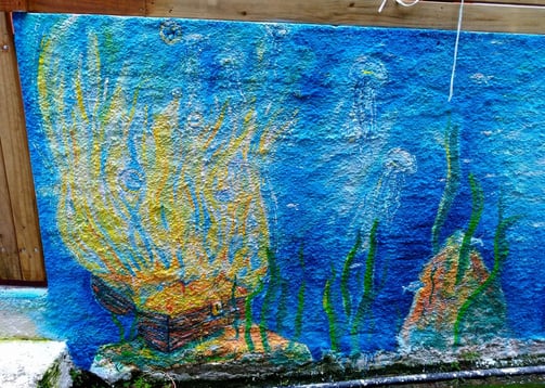 détail d'une peinture murale représentant untrésor échoué au fond de l'océan