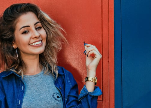 Femme souriante - The David Touch - offre colorimétrie